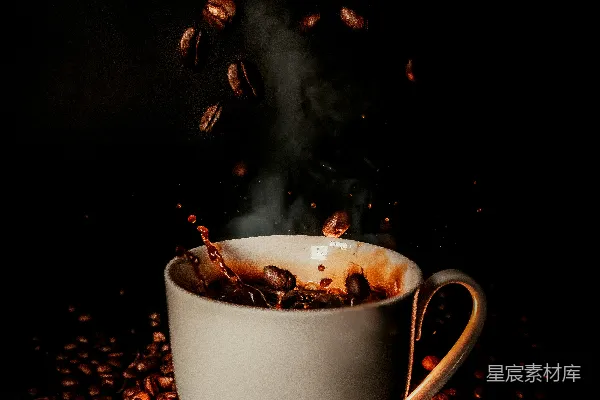高清摄影 白色陶瓷茶杯，带有咖啡豆