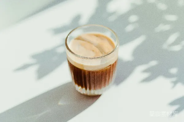 高清摄影 用咖啡杯清新的玻璃杯放在白色桌面上