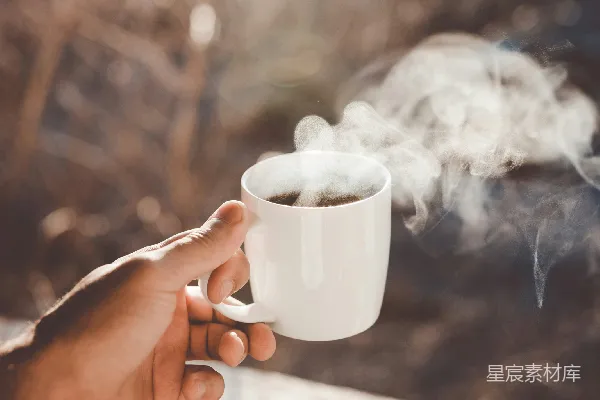 高清摄影 手持白色陶瓷杯的人正在喝热咖啡。