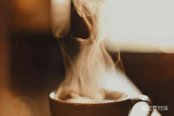 高清摄影 棕色陶瓷杯中飘着白烟