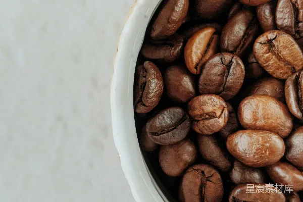 高清摄影 棕色的咖啡豆置于白色陶瓷碗中