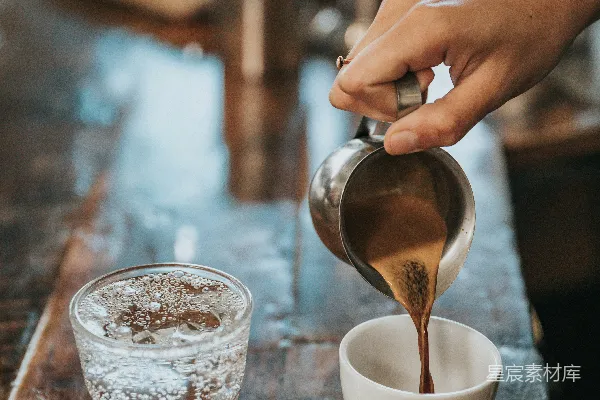 高清摄影 人正在往咖啡杯里倒咖啡