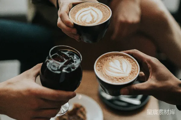 高清摄影 三人手持杯和玻璃杯，杯中盛有饮料。