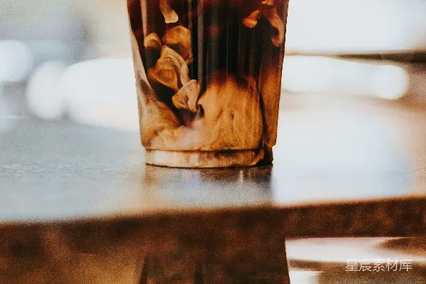高清摄影 透明塑料杯中的液体