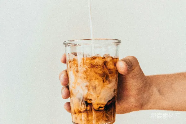 高清摄影 清空一杯棕色液体的酒杯
