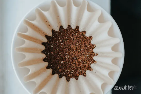高清摄影 白马形状的烤盘放在白陶瓷茶杯上