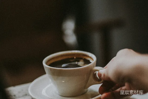 高清摄影 手持白陶瓷杯的人