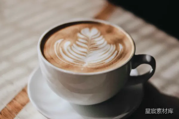 高清摄影 白瓷茶杯搭配木质圆桌上的棕色托盘