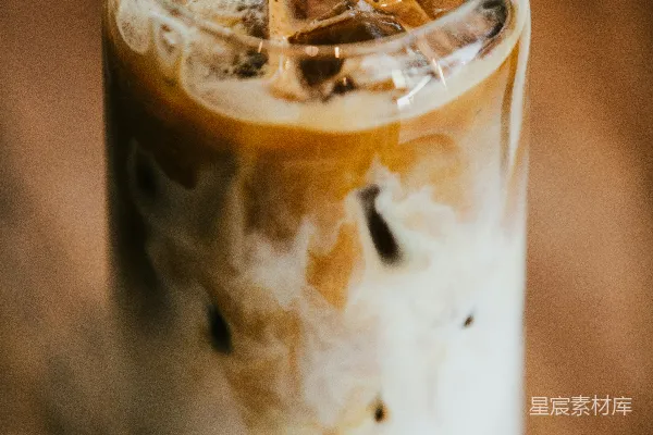 高清摄影 透明玻璃杯装的冰咖啡