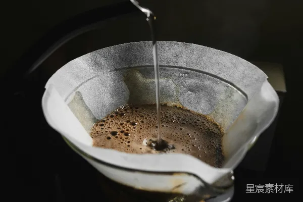 高清摄影 不锈钢杯中的白色和棕色液体