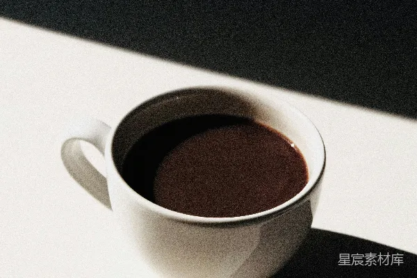 高清摄影 白色陶瓷咖啡杯放在白色桌面上