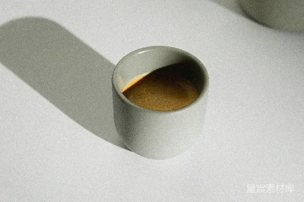 高清摄影 白瓷杯中盛着棕色液体