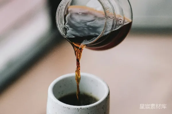 高清摄影 人正在往白陶瓷茶杯中倒水