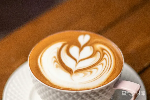 高清摄影 白瓷杯配棕色木桌上的茶碟