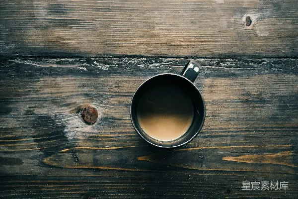 高清摄影 桌子上有一个棕色液体装满的灰色杯子。