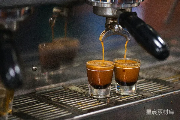 高清摄影 意式咖啡杯放在意式咖啡机上