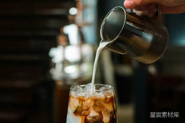高清摄影 一个人将饮料倒入玻璃杯中