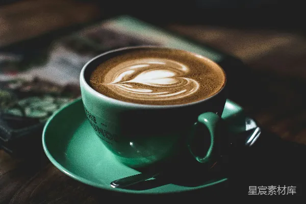 高清摄影 绿色陶瓷茶杯里盛满了拿铁咖啡。