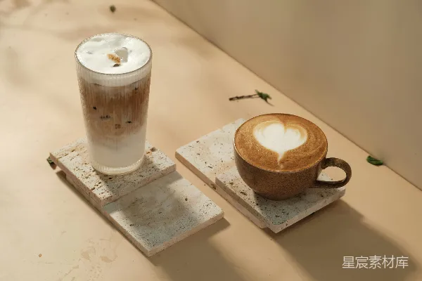 高清摄影 桌子上放着一个杯子和一个茶壶。