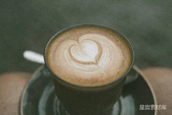 高清摄影 陶瓷咖啡 mug 的近照，杯中装有棕色液体