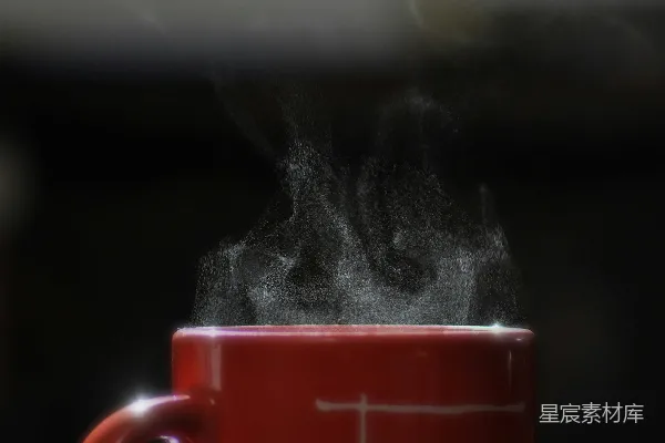 高清摄影 从装饮料的 mug 中冒出烟雾