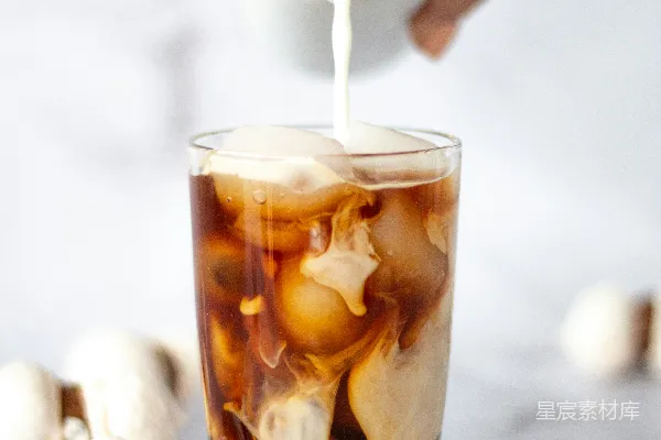 高清摄影 洗净带有冰块的酒杯