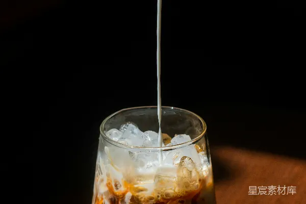 高清摄影 一杯液体放在木桌上的玻璃杯