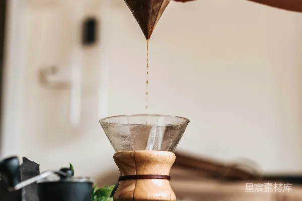 高清摄影 一个人在 funnel 中过滤咖啡