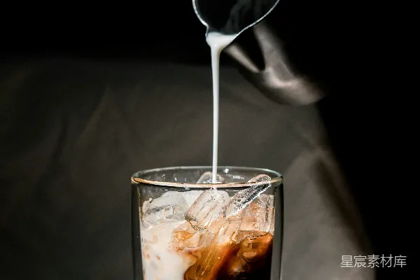 高清摄影 透明酒杯中加冰块并配以勺子