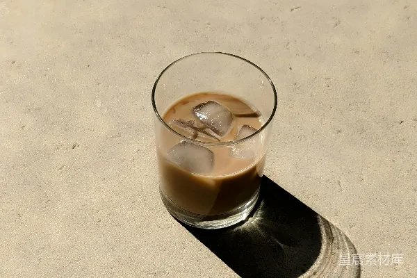高清摄影 清空一个装有棕色液体的酒杯