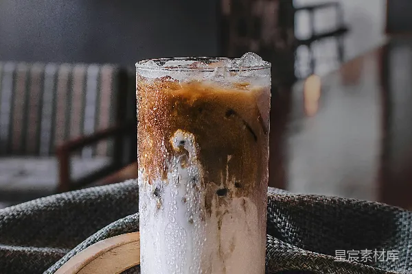 高清摄影 高球杯装满冰咖啡