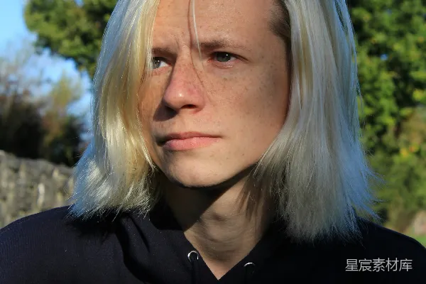 高清摄影 一个留有金色头发并穿着黑色风衣的女子