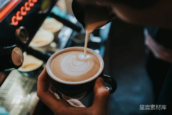 高清摄影 一个人将咖啡倒在黑色陶瓷 mug 中
