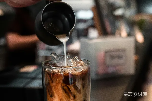高清摄影 一个人往透明的饮水杯里倒棕色液体