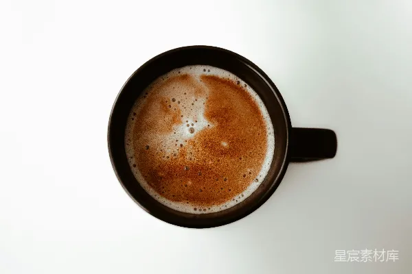 高清摄影 桌上放着一杯咖啡。