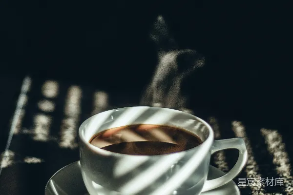 高清摄影 白瓷茶杯里盛满了茶