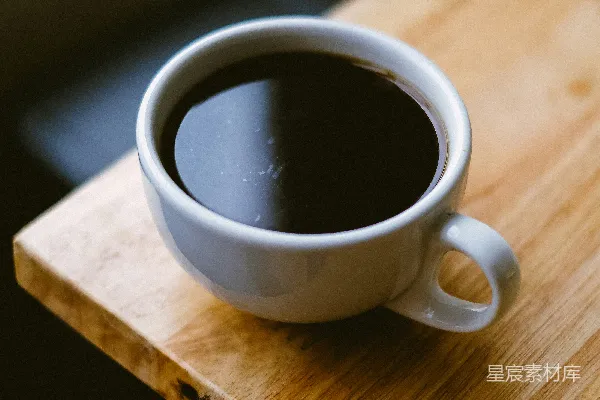 高清摄影 棕色木桌上的白色咖啡杯