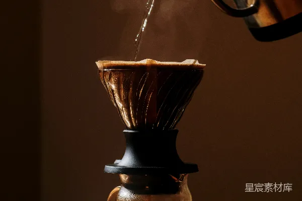 高清摄影 咖啡壶冲泡咖啡倒入杯中