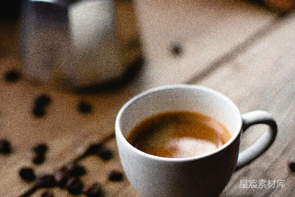 高清摄影 白色陶瓷咖啡杯置于棕色木桌之上