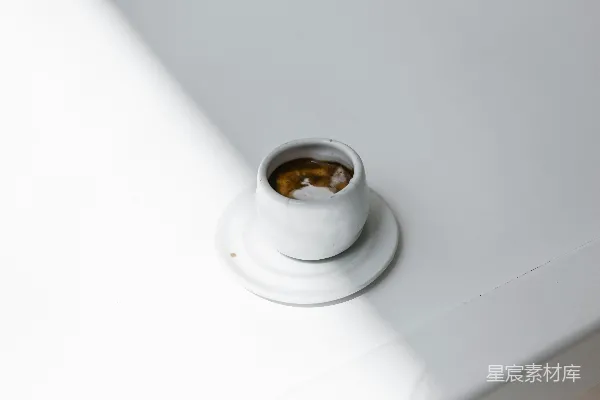 高清摄影 白茶杯置于托盘上