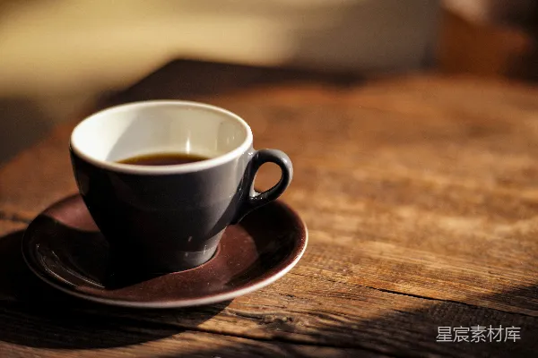 高清摄影 黑色陶瓷茶杯放在棕色木质桌子上