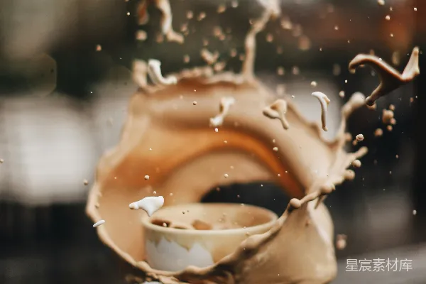 高清摄影 白色陶瓷茶杯里盛有棕色液体。