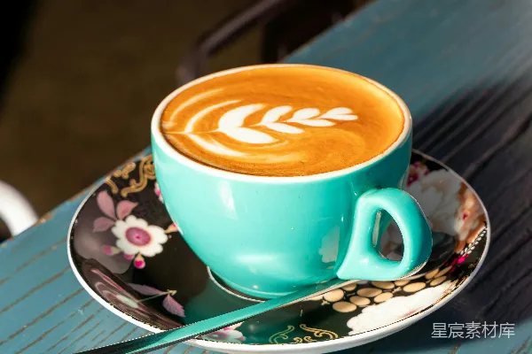 高清摄影 桌子上一只杯子放在一个茶托上。