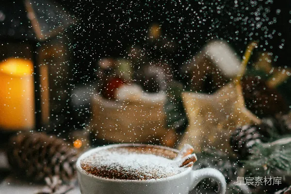 高清摄影 桌子上一杯热巧克力。
