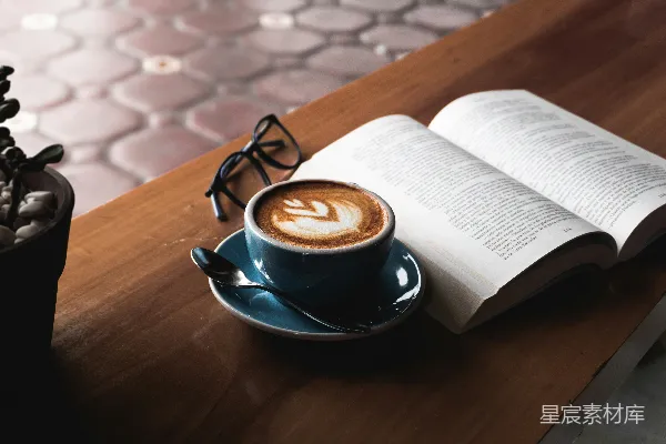 高清摄影 桌上有卡布奇诺。