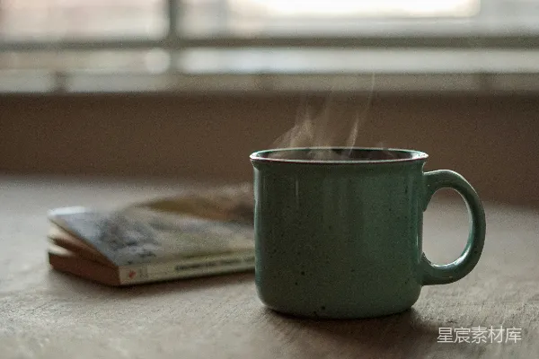高清摄影 白色陶瓷茶杯放在白色桌面上