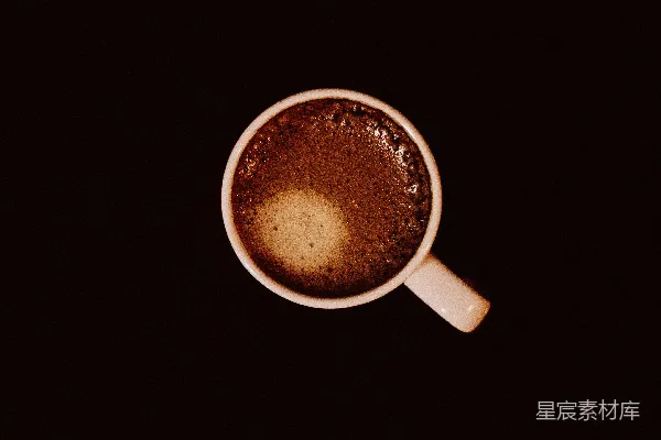 高清摄影 白瓷 mug 的顶部视角，里面含有棕色液体