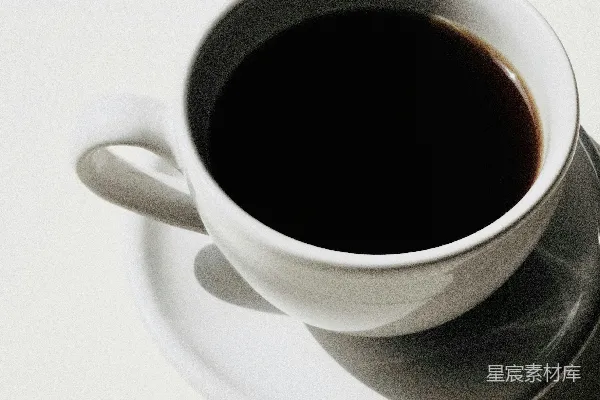 高清摄影 白色陶瓷杯中盛有黑色液体