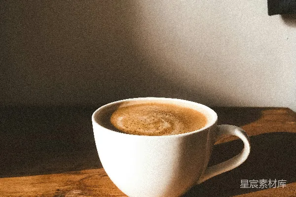 高清摄影 棕色木桌上的白色陶瓷 mug