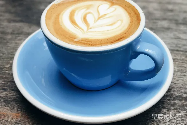 高清摄影 蓝陶瓷茶杯，配有拿铁咖啡